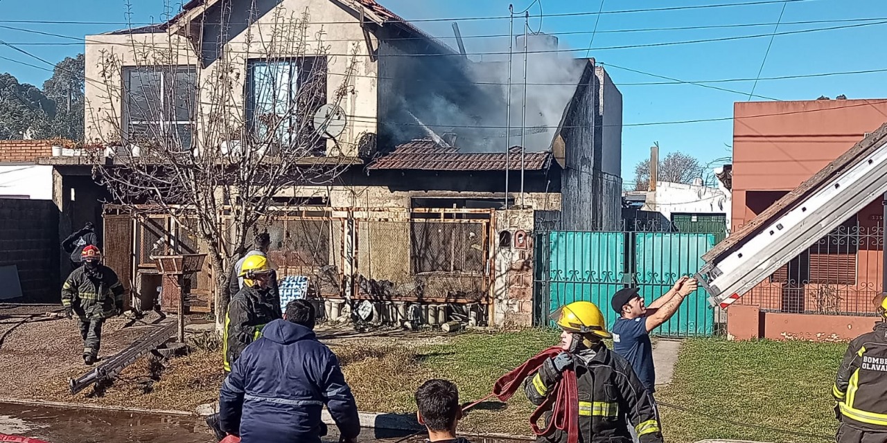 Voraz incendio en una vivienda: una mujer hospitalizada